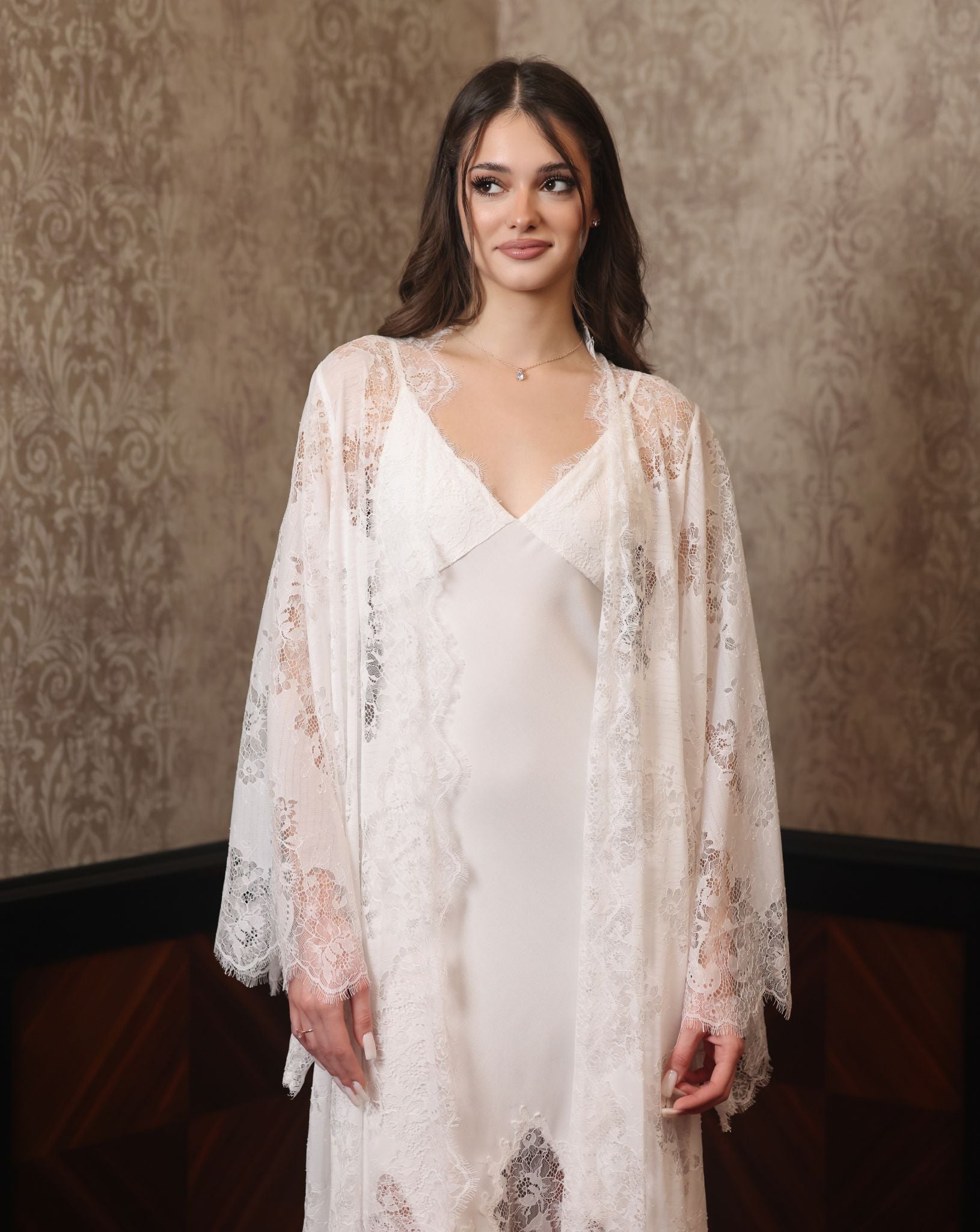 Mid-length view of the lace wrap, designed for refined evenings and maximum comfort during relaxing moments.