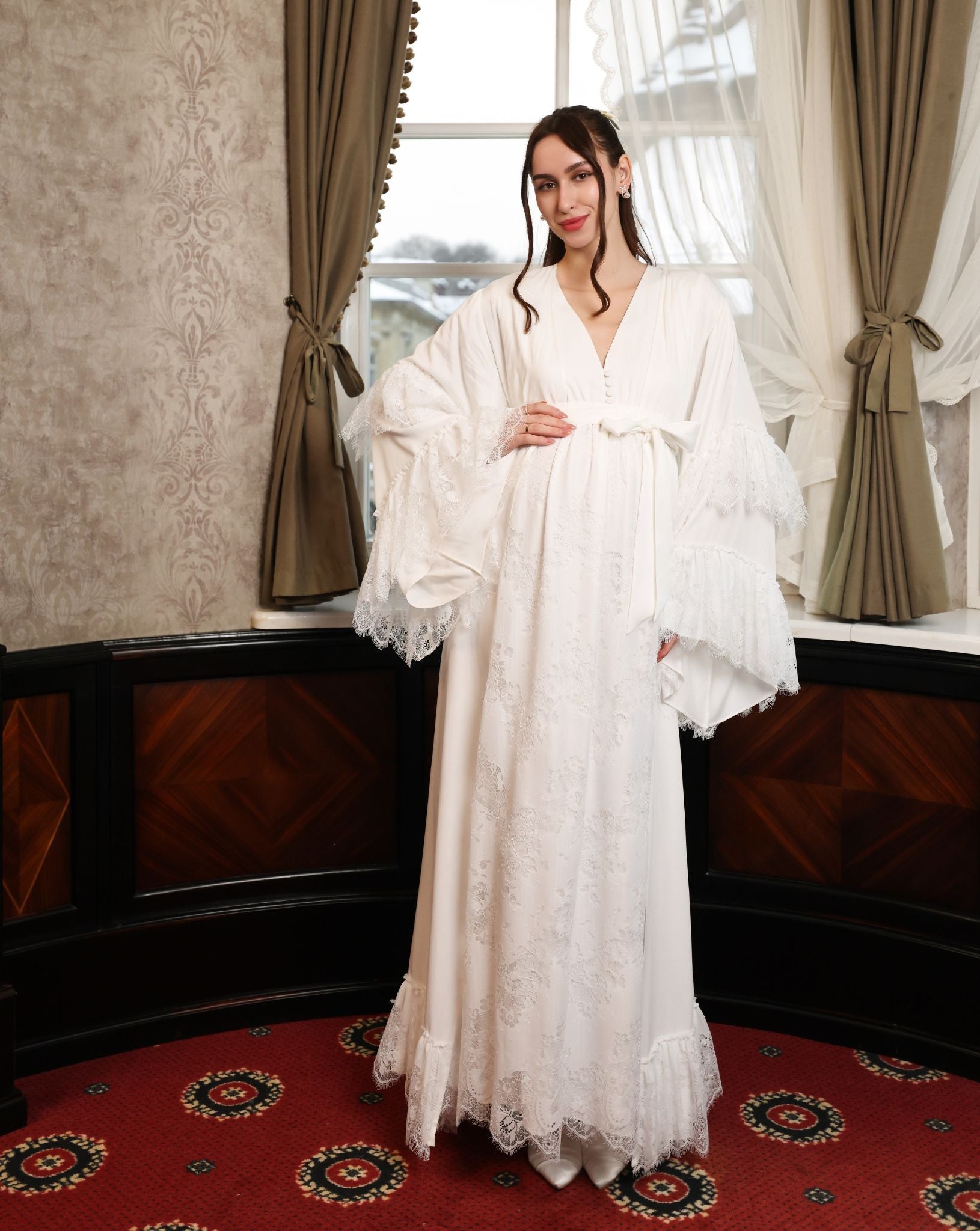 Full-length shot of a mother-to-be, illustrating how the set gently wraps the figure in total elegance.