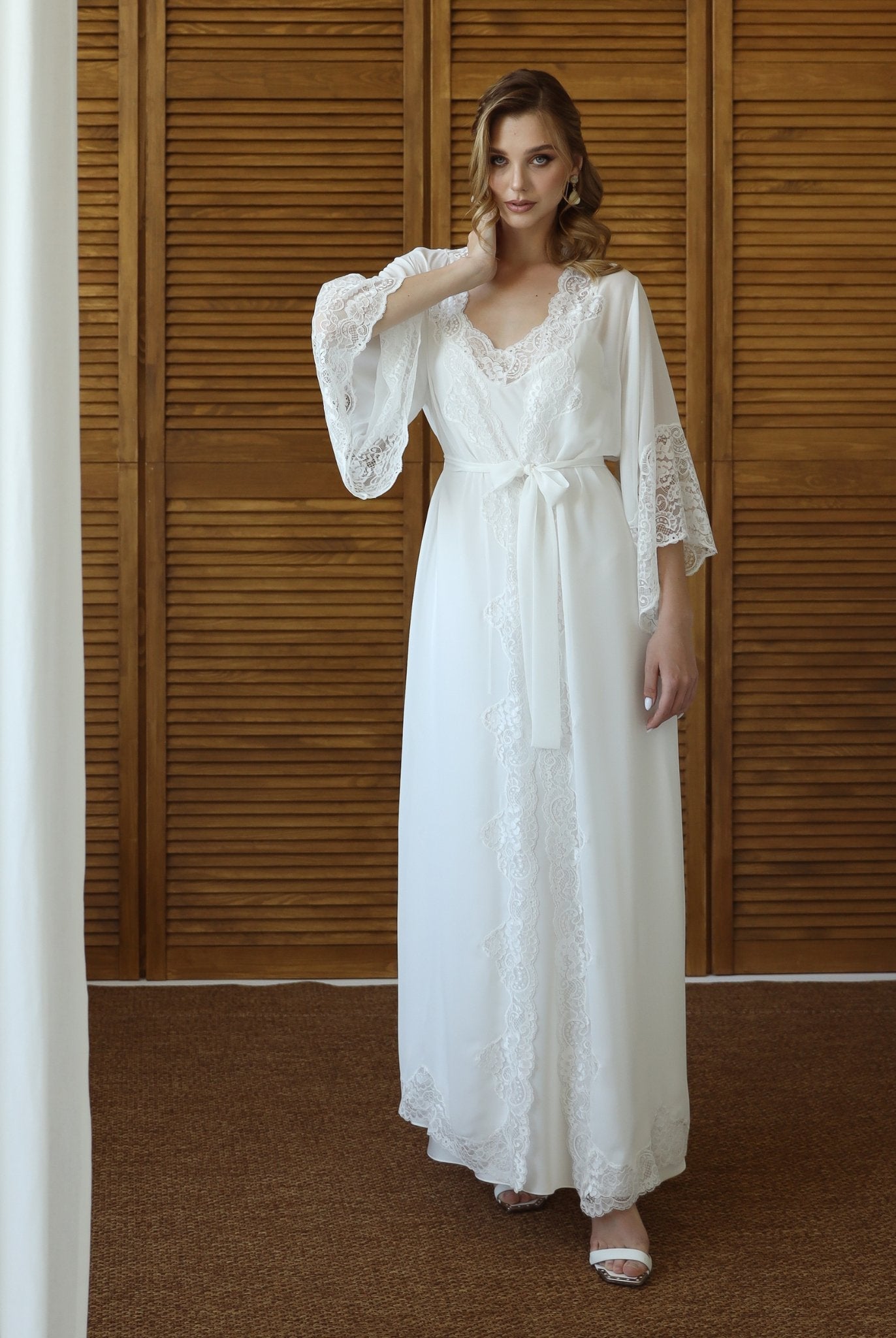 Elegant chiffon robe with lace sleeves – bridal morning look
