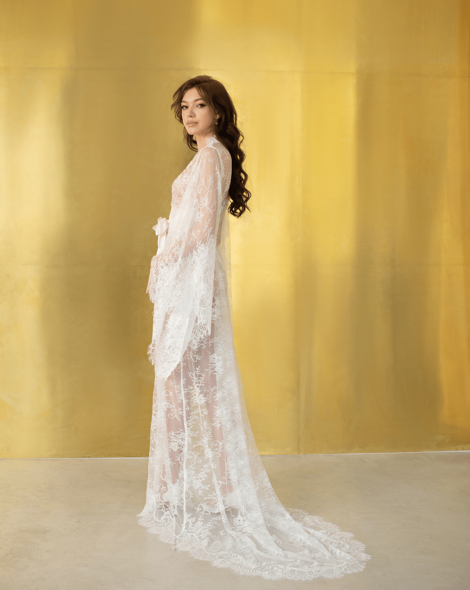 Bridal robe in sheer lace with long train and flared sleeves – Kafemme
