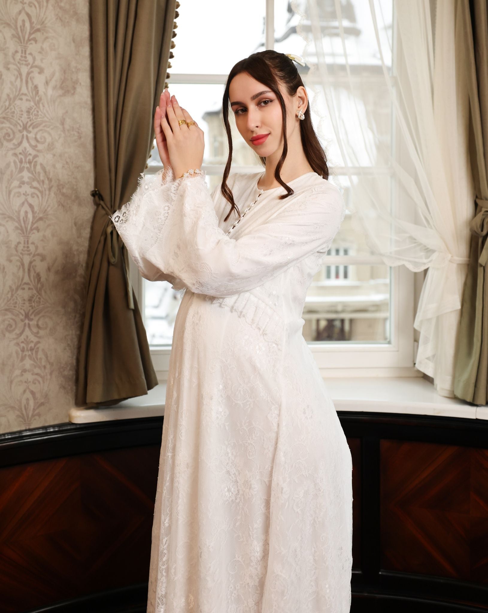 Mid-length side shot of an expecting woman, showing how the breathable viscose base gently follows the body's curves.