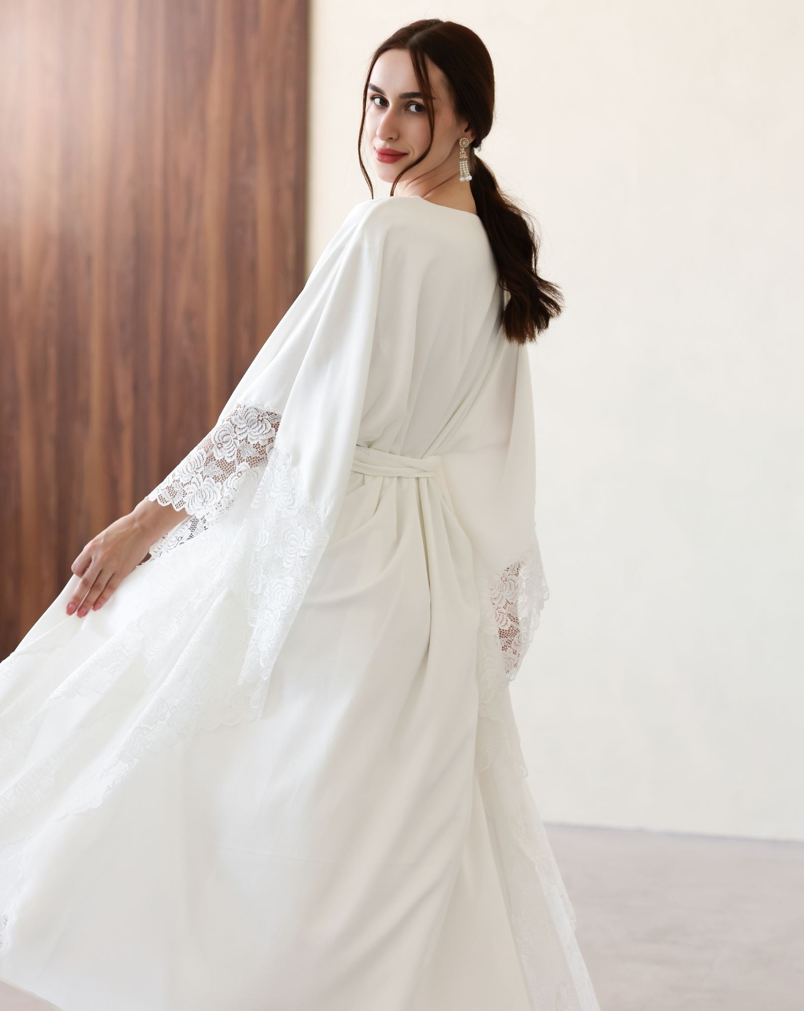 Elegant white cotton kaftan with flared sleeves and side slit, effortless and timeless.