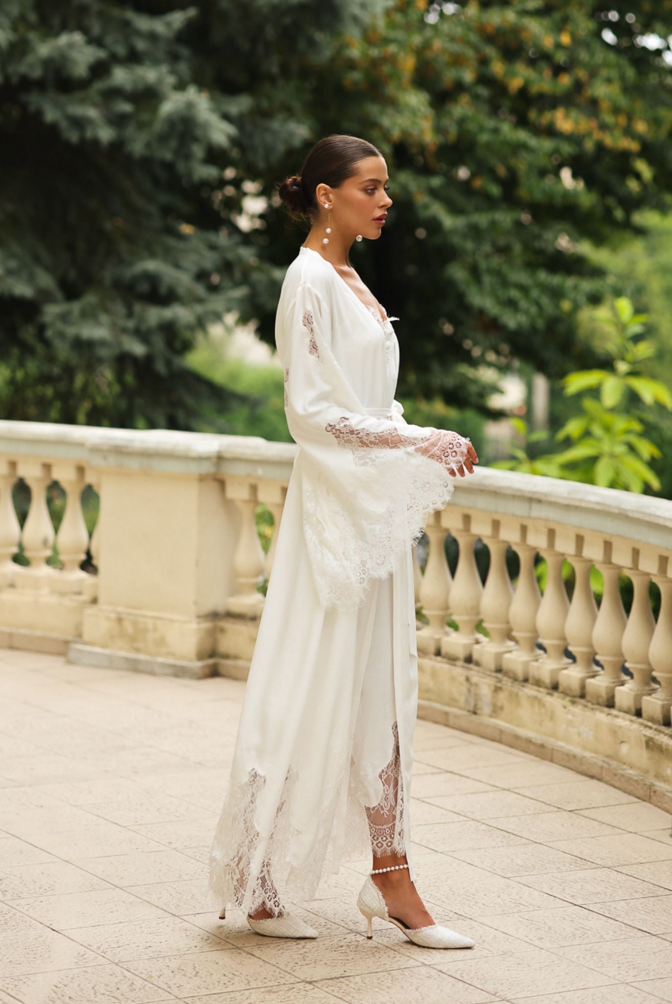 Full-length dynamic shot of the ensemble, perfect for a refined evening routine and maximum comfort at home.