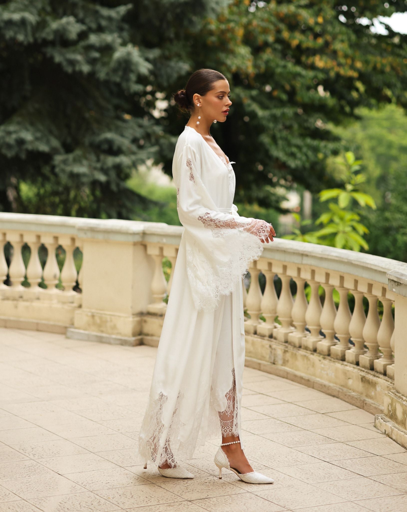 Full-length dynamic shot of the ensemble, perfect for a refined evening routine and maximum comfort at home.