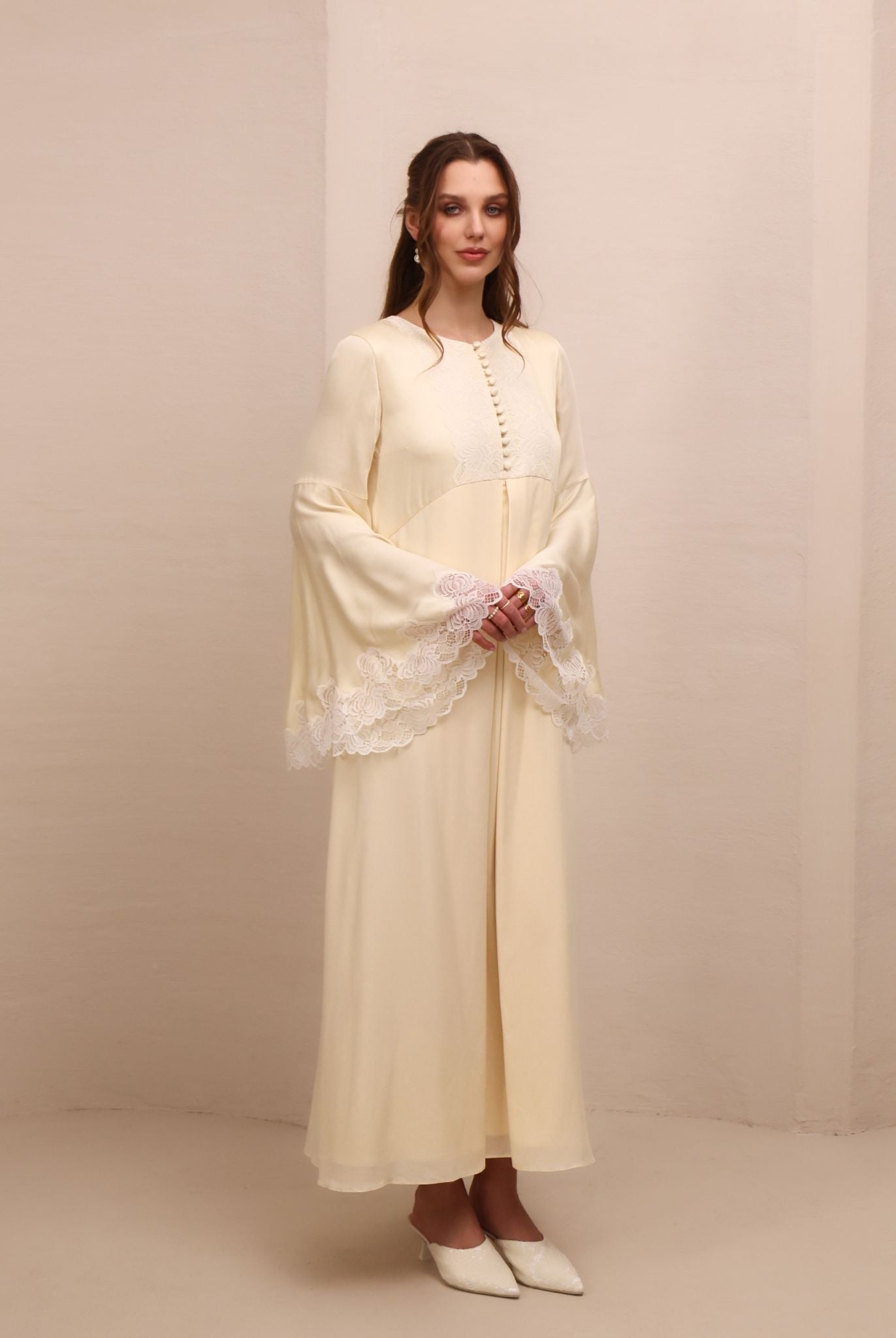 Side perspective of the attire, illustrating a beauty without restriction and a light, weightless silhouette.