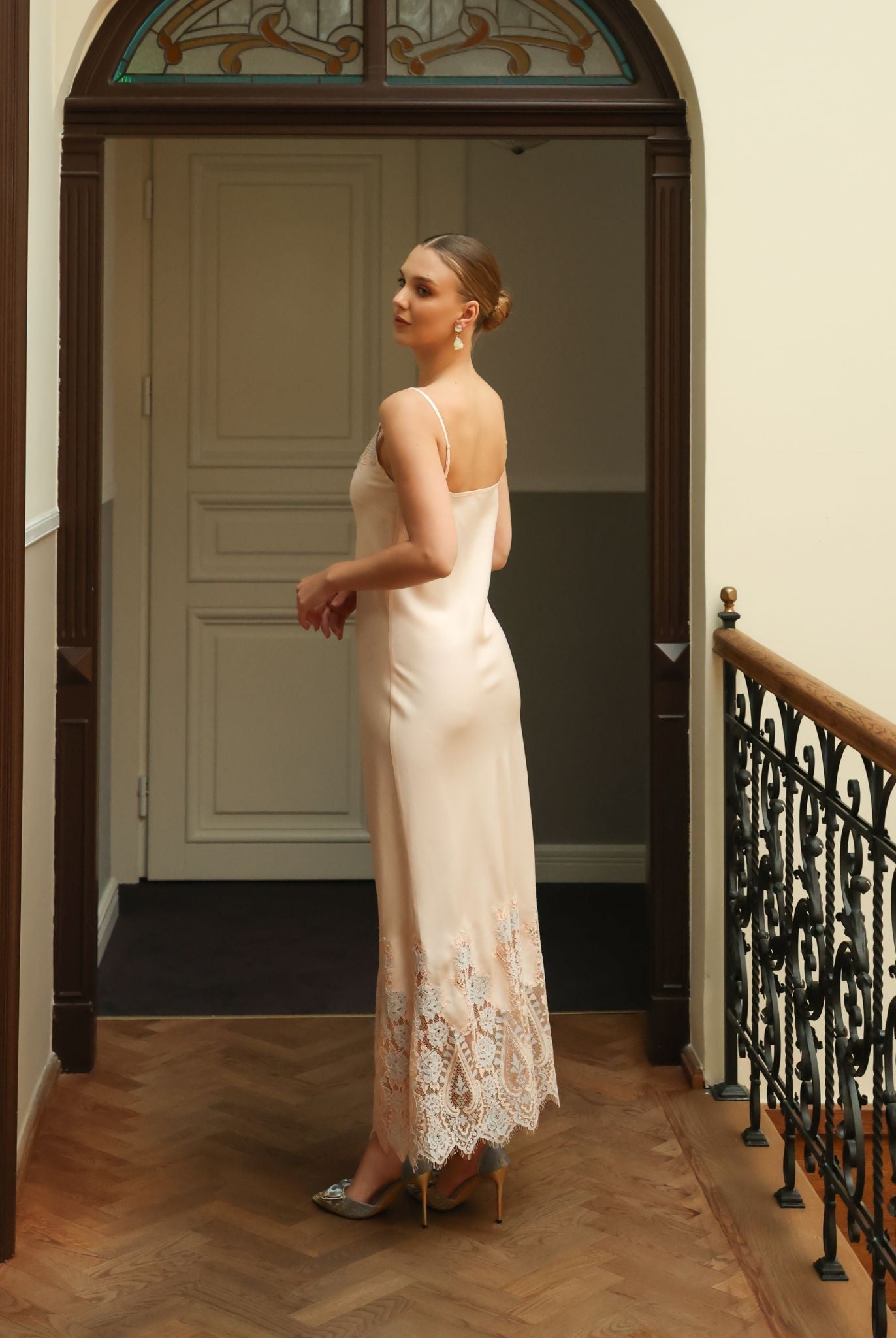 Rear view of the nightdress, highlighting the adjustable shoulder straps for a perfect and comfortable fit.