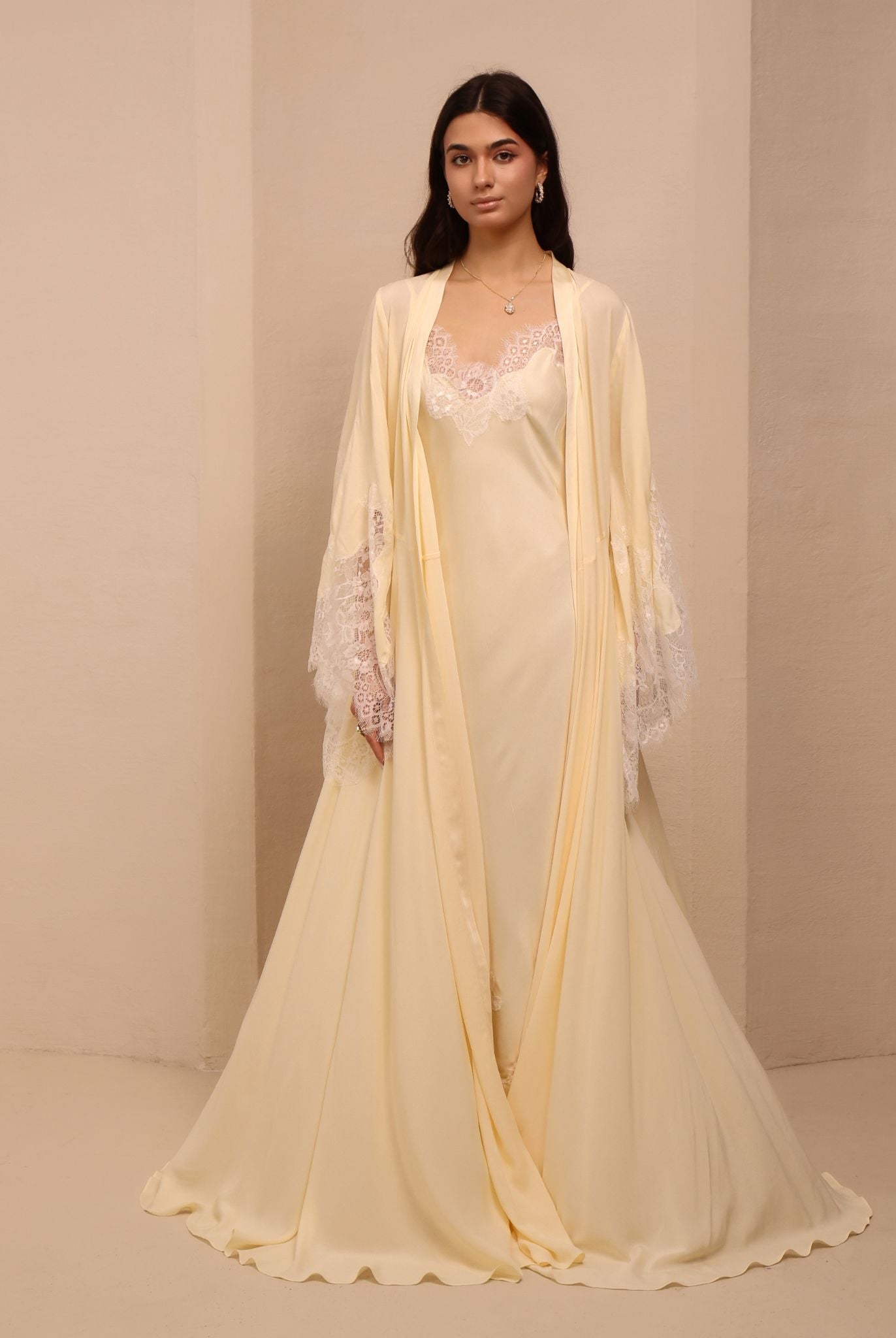 A poised frontal view of the ensemble, highlighting the simple, clean look and reliable comfort for all-day wear.