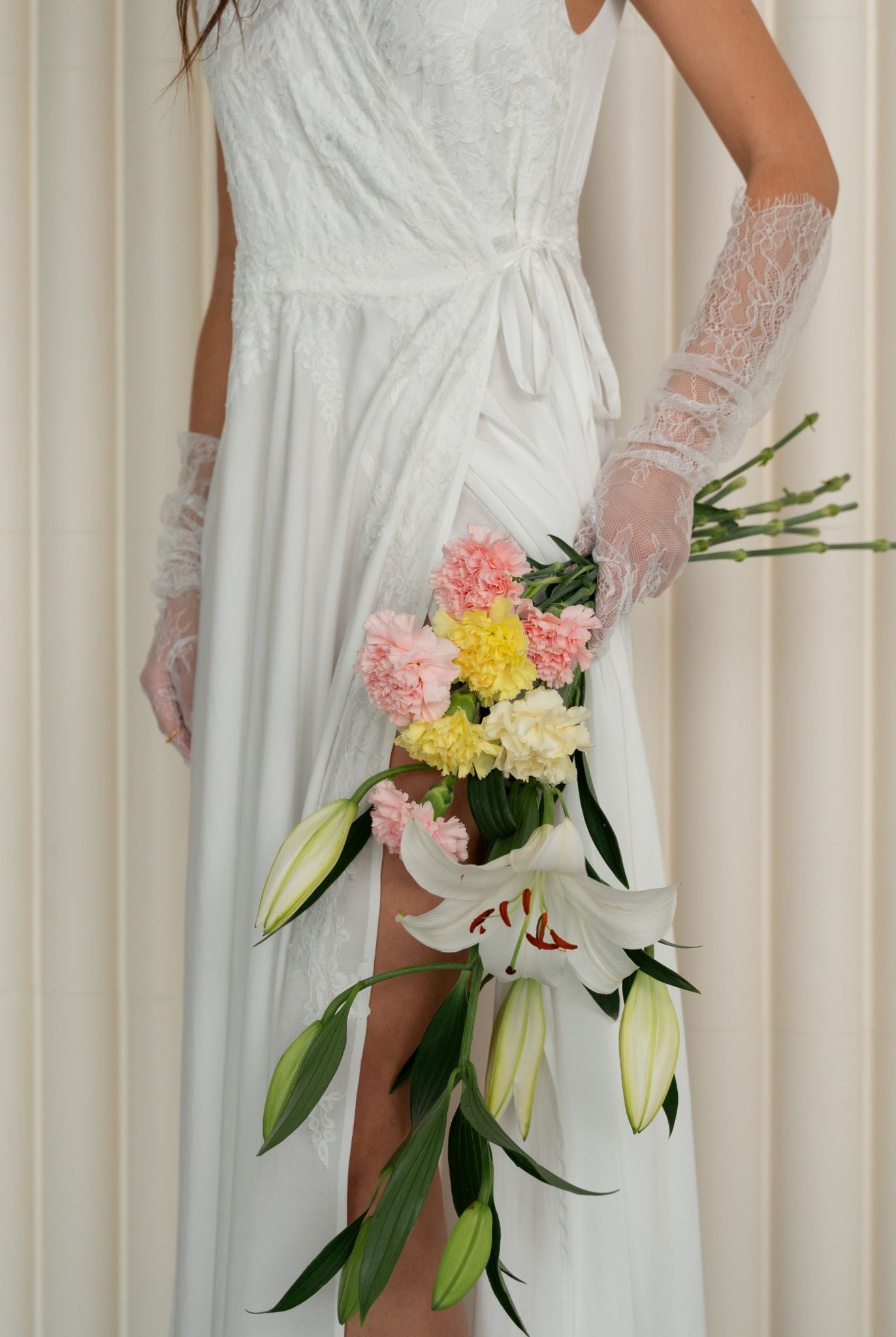 Close-up of maternity nightgown with floral lace and pastel bouquet – Kafemme