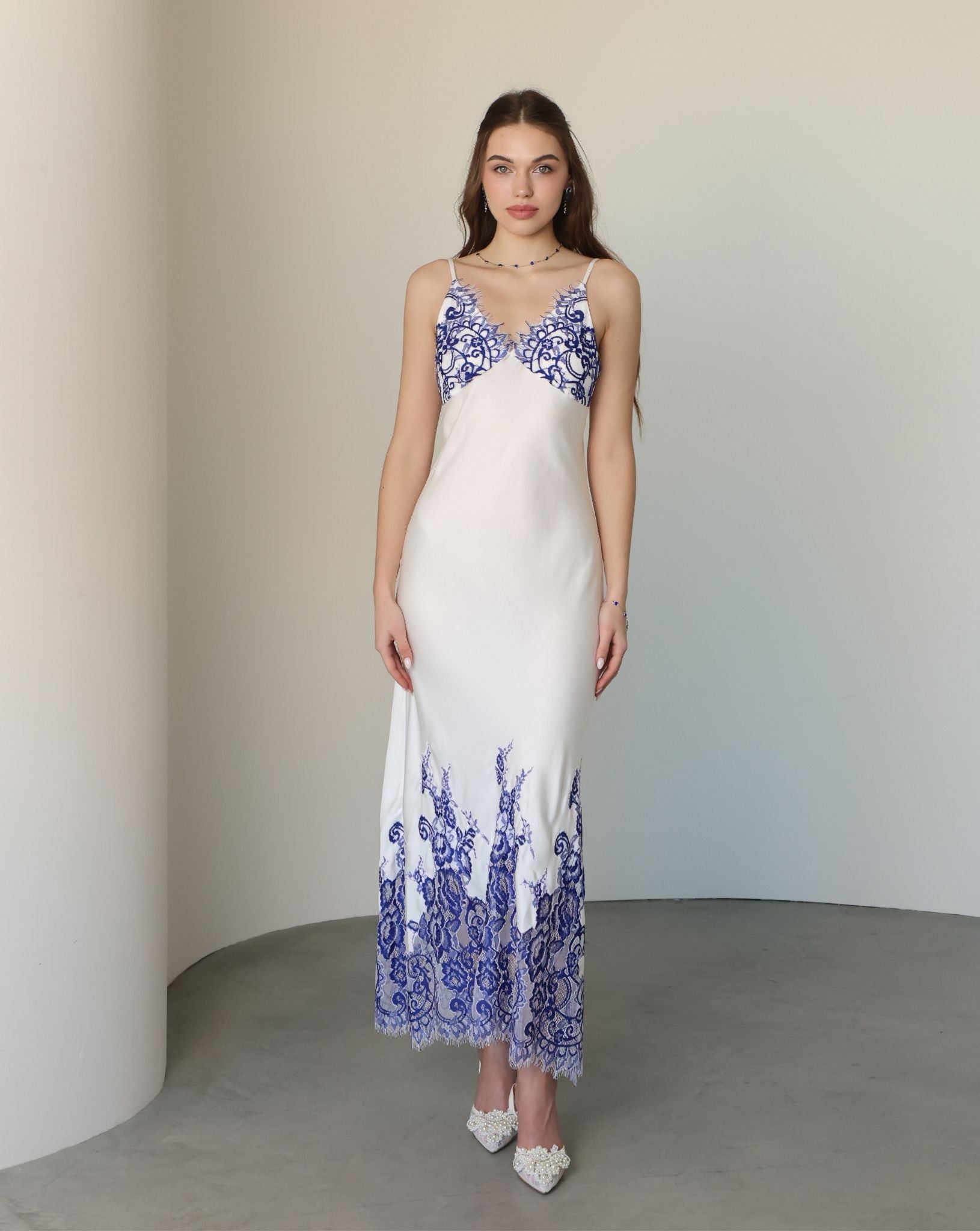 Frontal shot of the nightdress featuring non-padded cups and delicate lace for a calm and beautiful experience.