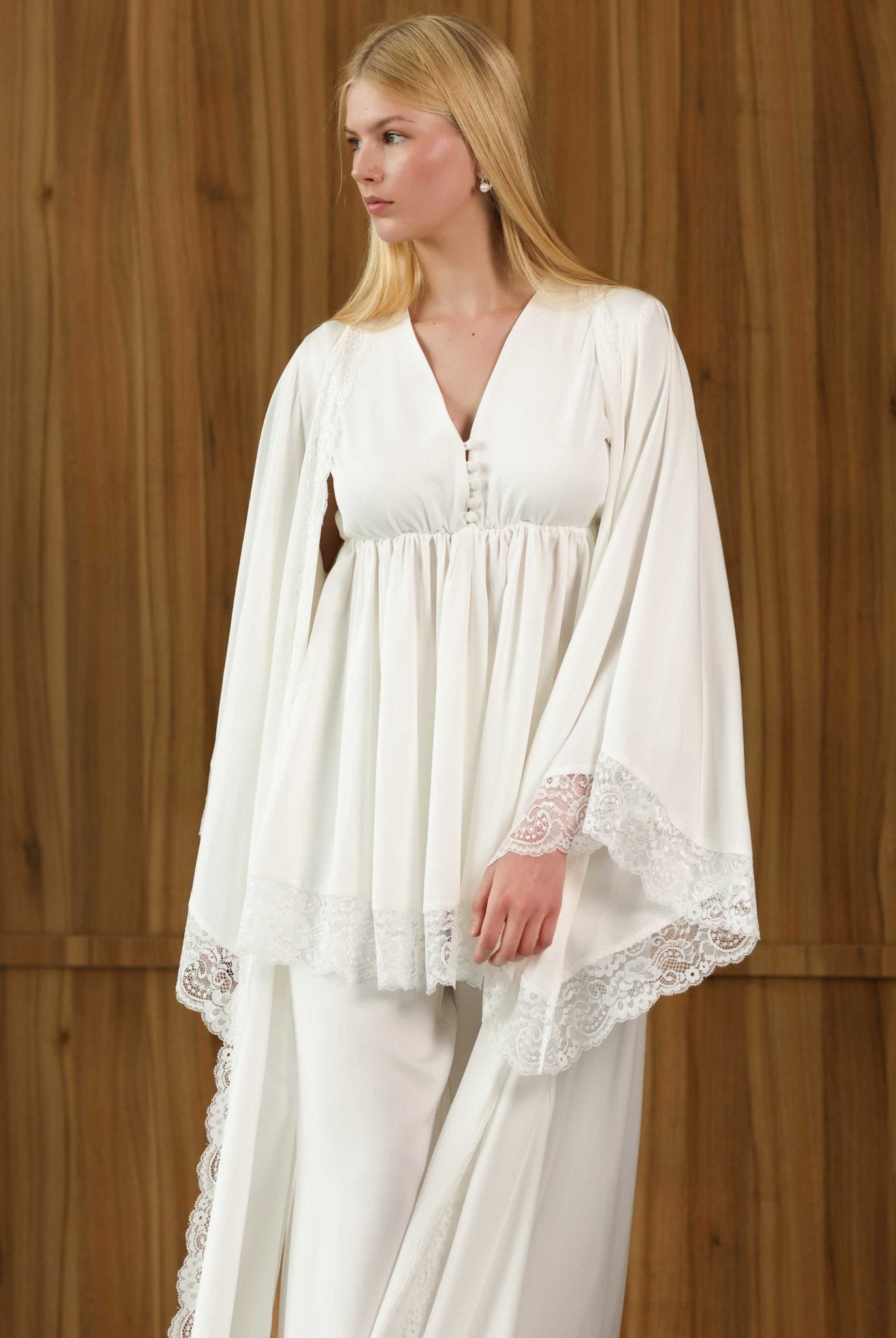 Cotton pajama set with lace-trimmed robe and trousers – Kafemme