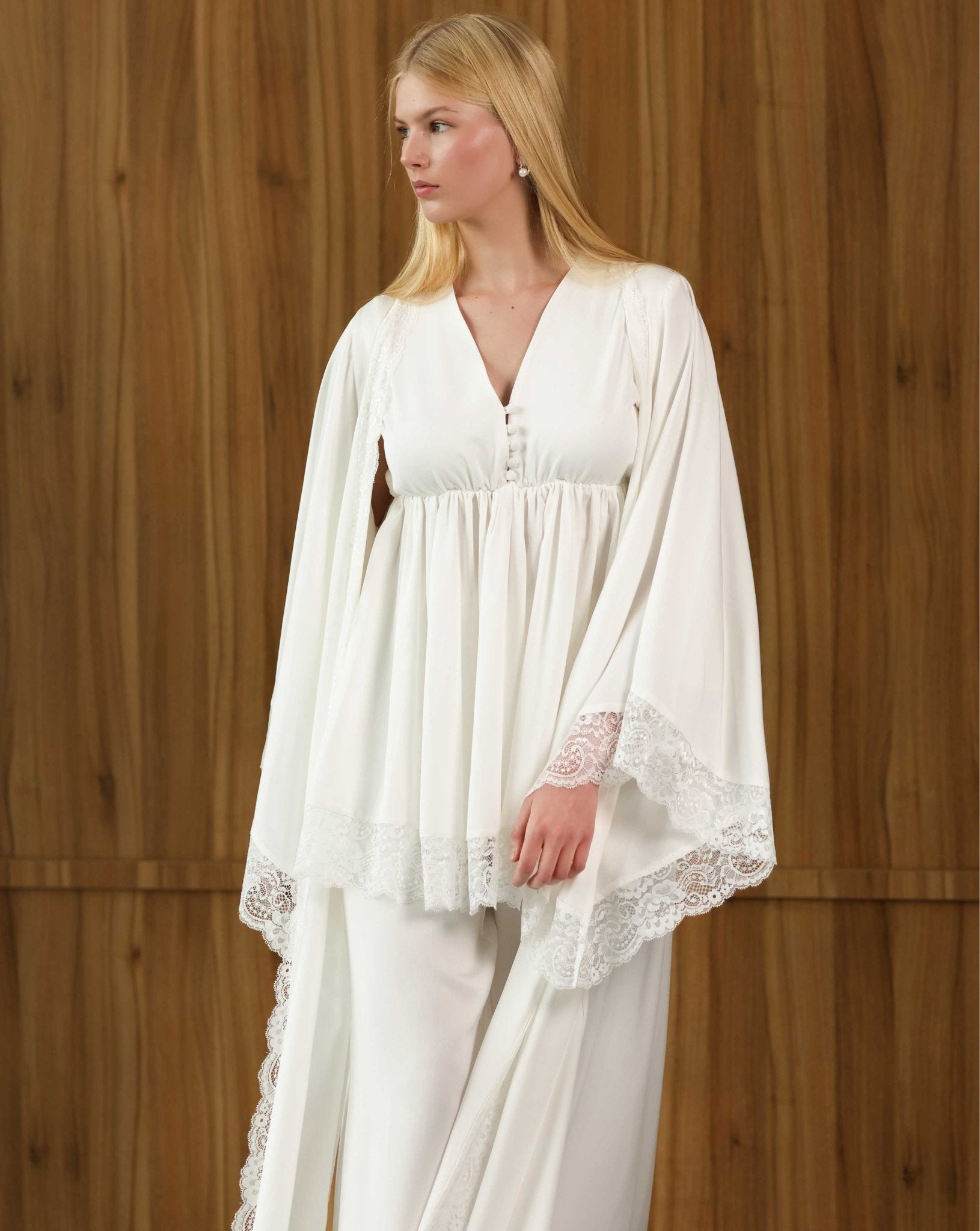 Cotton pajama set with lace-trimmed robe and trousers – Kafemme