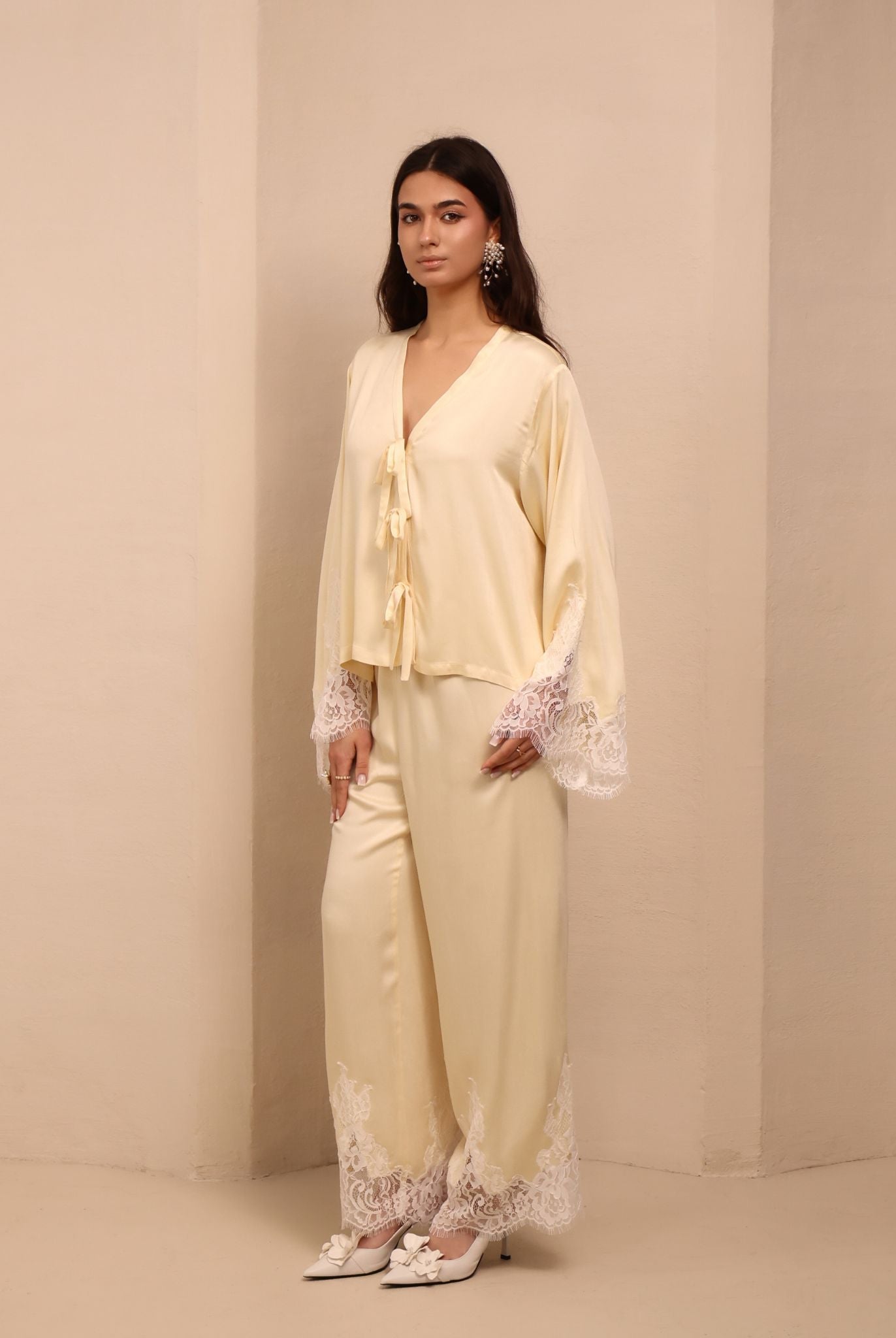 Side view of the set, highlighting the relaxed fit and the elegant, natural silhouette of the nightwear.