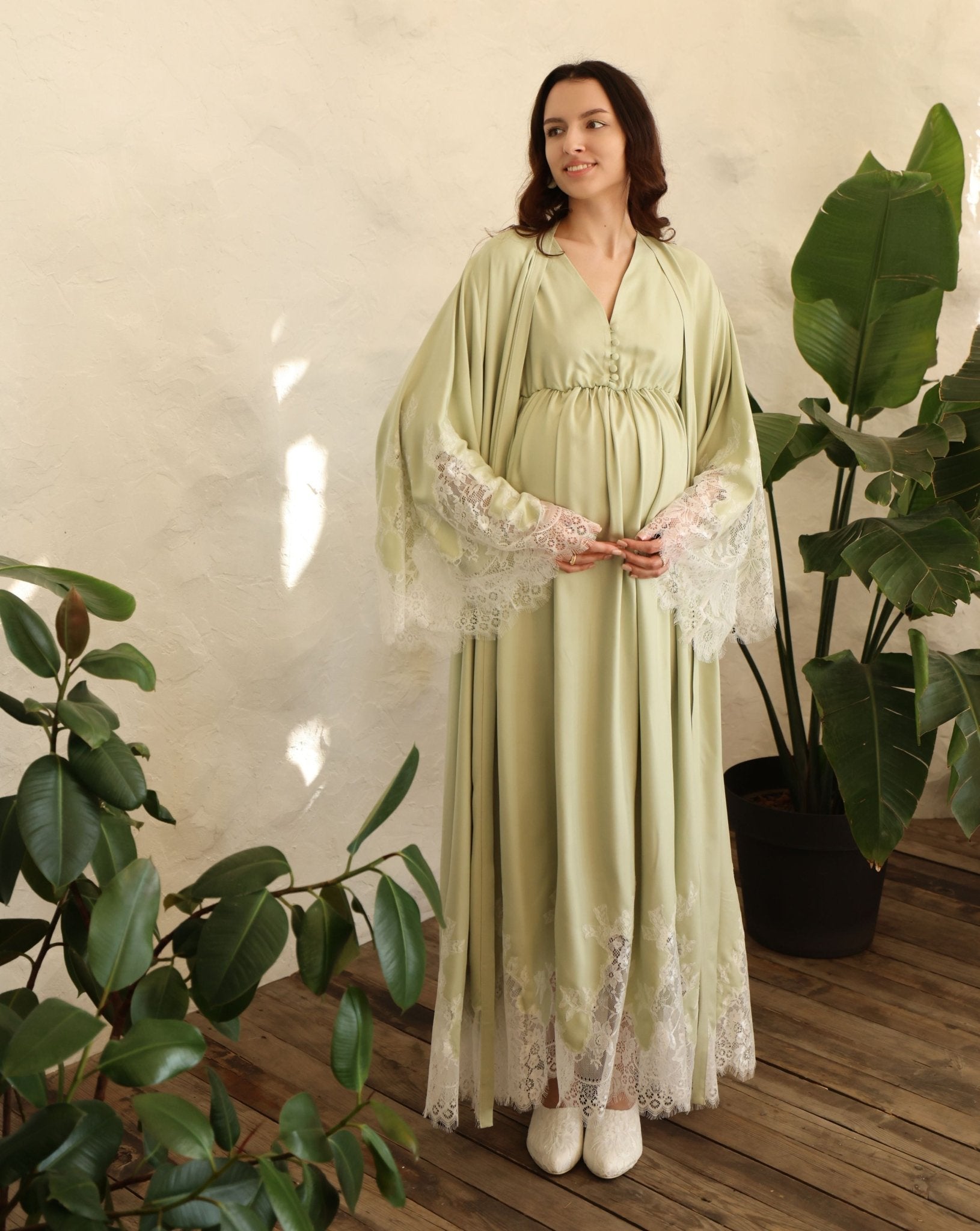 A static shot of the tied ensemble, illustrating a well-put-together look and natural comfort for mothers.