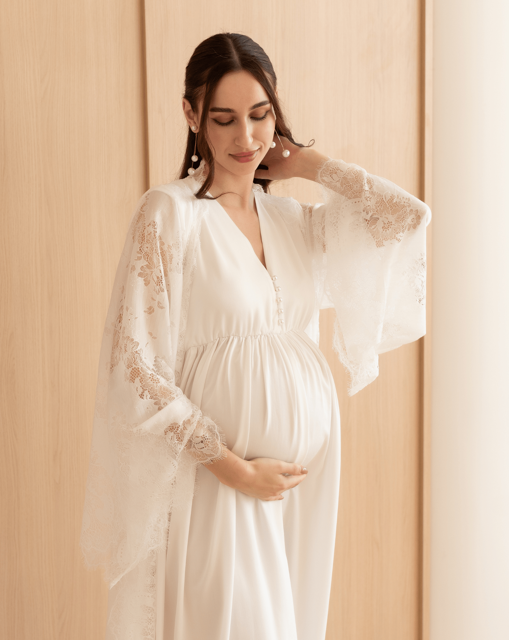 Kafemme maternity robe close-up with hands on belly