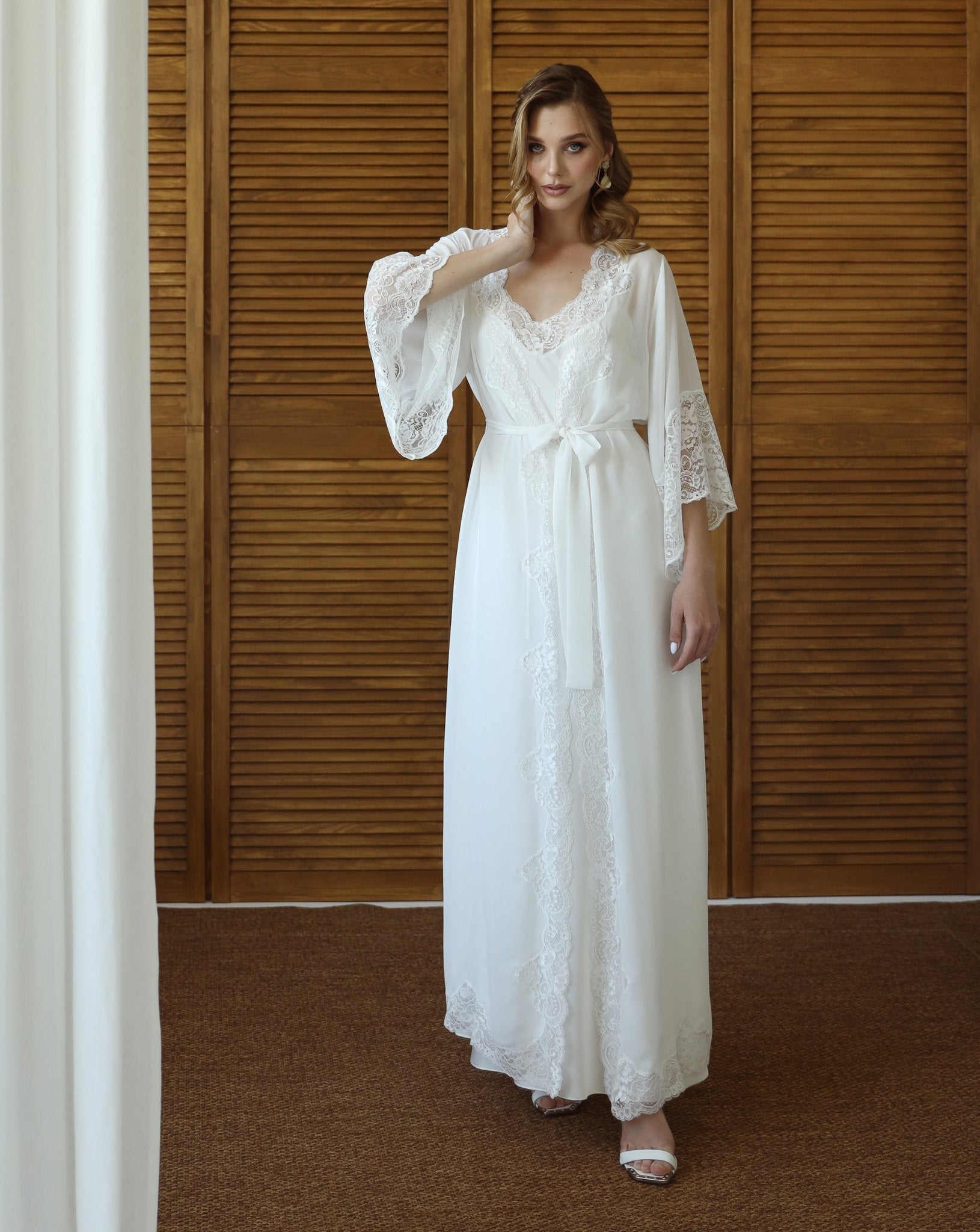 Elegant chiffon robe with lace sleeves – bridal morning look