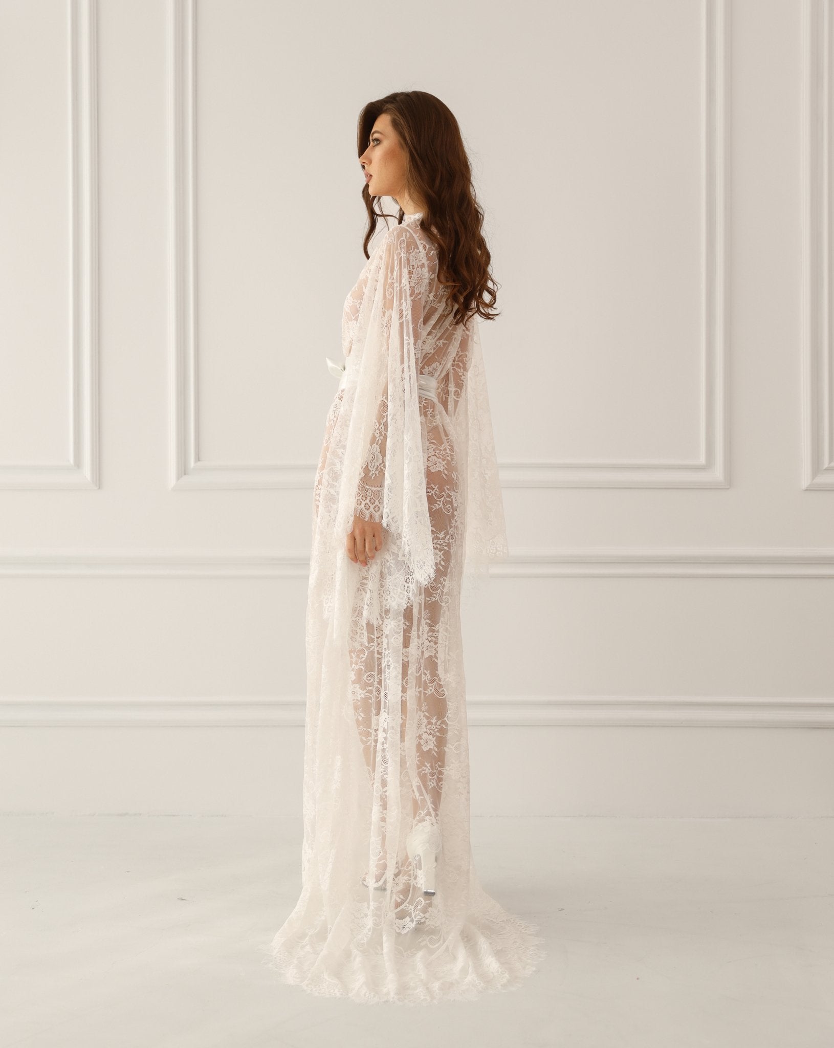 Sheer bridal robe with satin waist tie and lace detailing – Kafemme