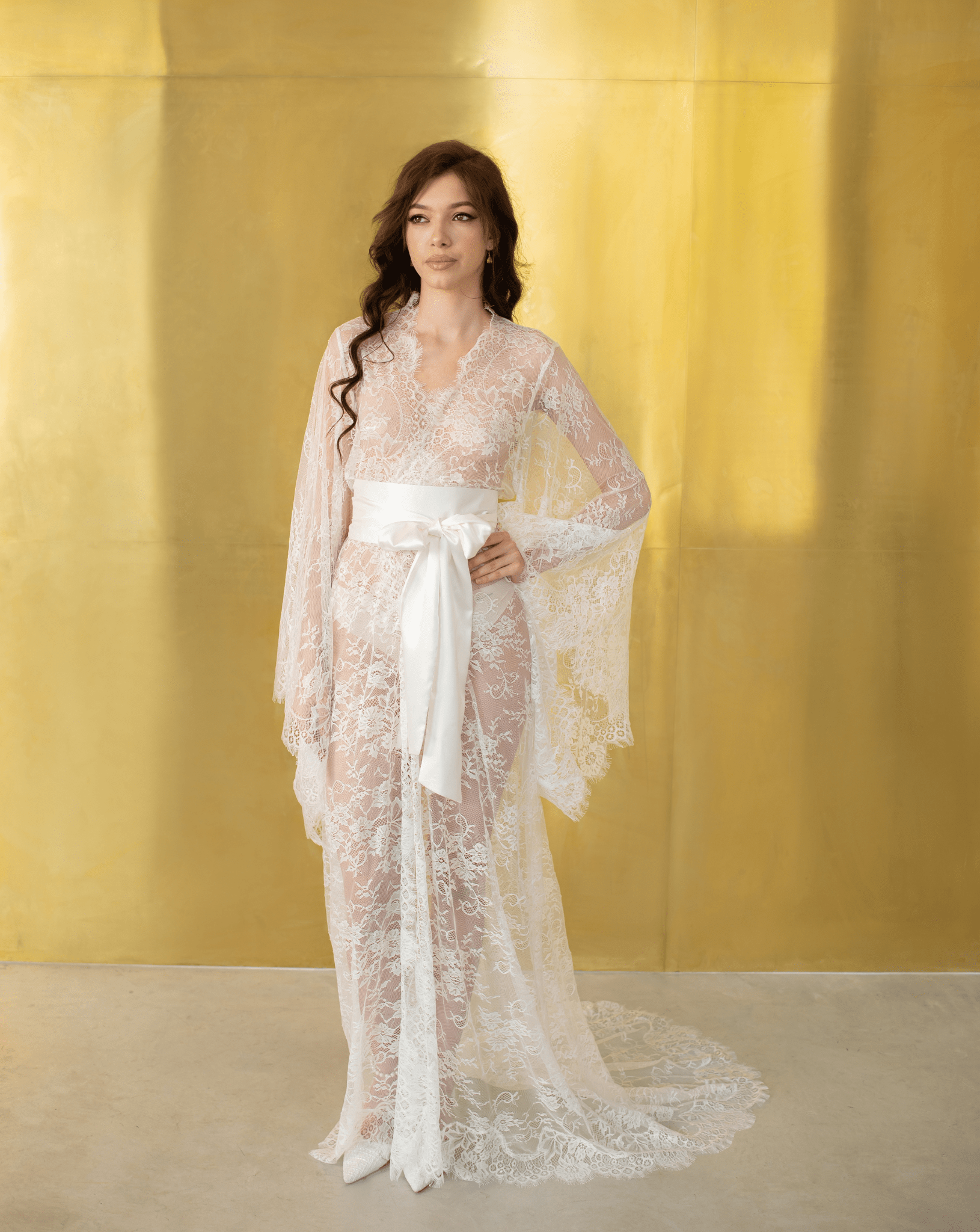 Delicate lace bridal robe with floral embroidery and satin accents – Kafemme