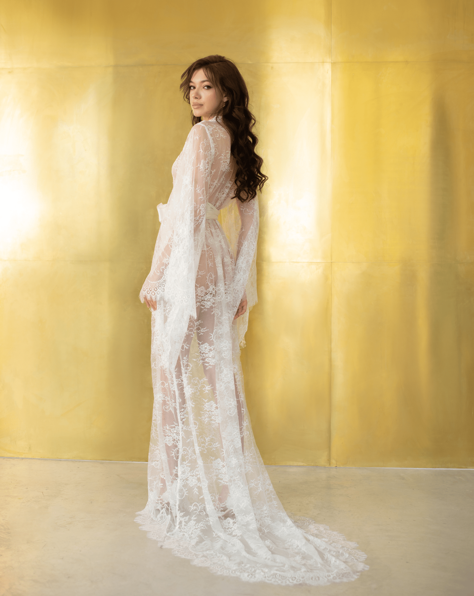 Lace bridal robe with scalloped hem and long sleeves – wedding loungewear by Kafemme