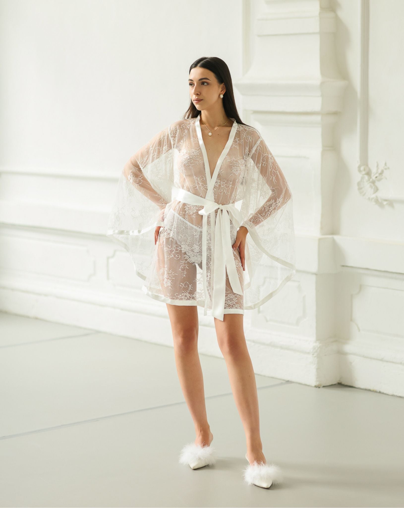 Short sexy robe in sheer white lace for bridal or intimate wear – Kafemme