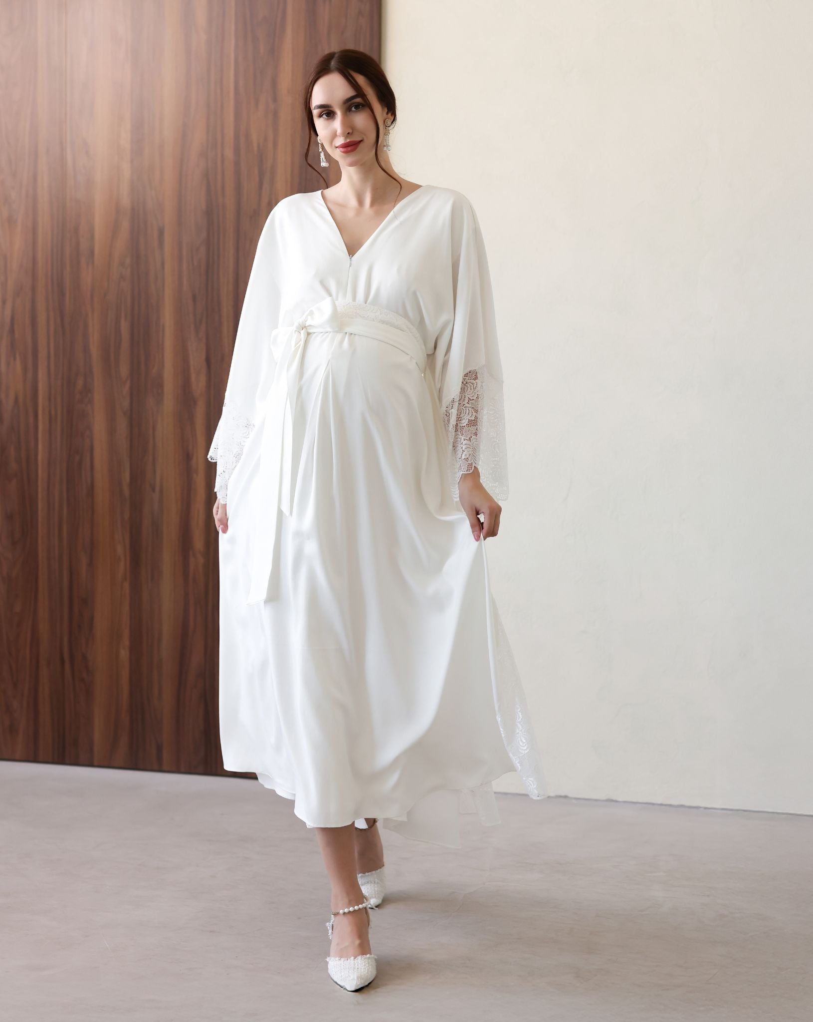 Elegant white kaftan with flared sleeves and side slit, effortless and timeless.