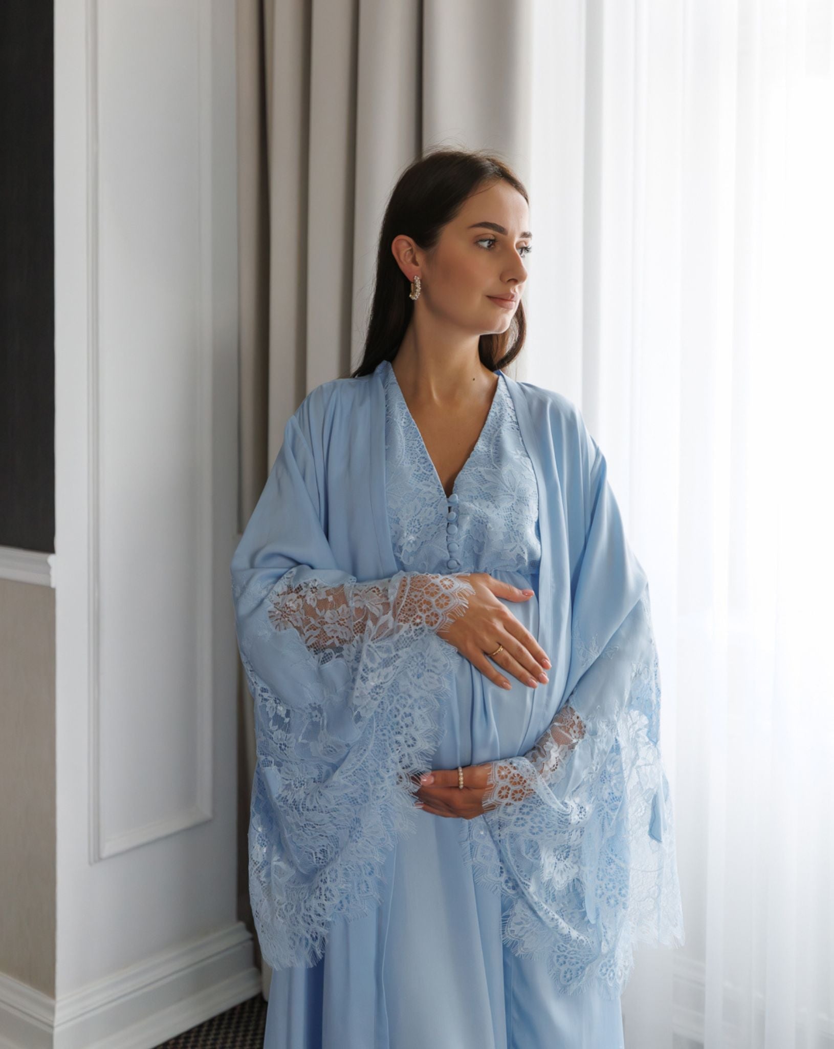 Pregnant model in elegant maternity robe and nightgown set in soft blue – Kafemme