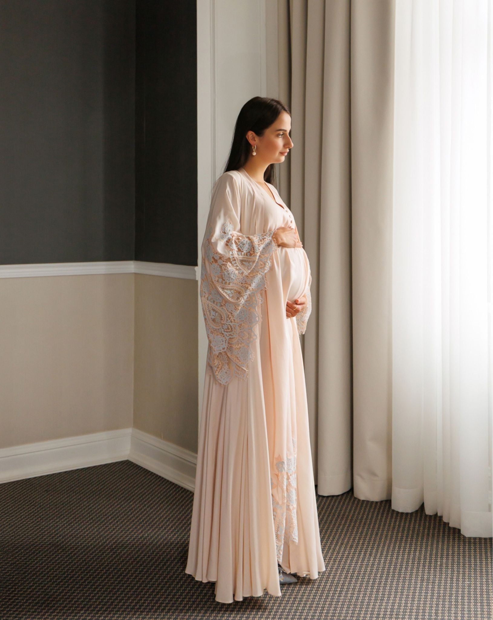 Blush maternity robe with long sleeves and flowy skirt – side view by Kafemme