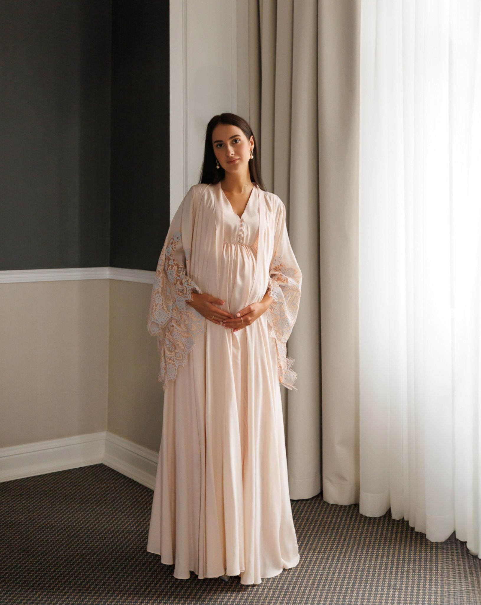 Romantic lace-trimmed maternity robe and nightgown for special occasions – Kafemme