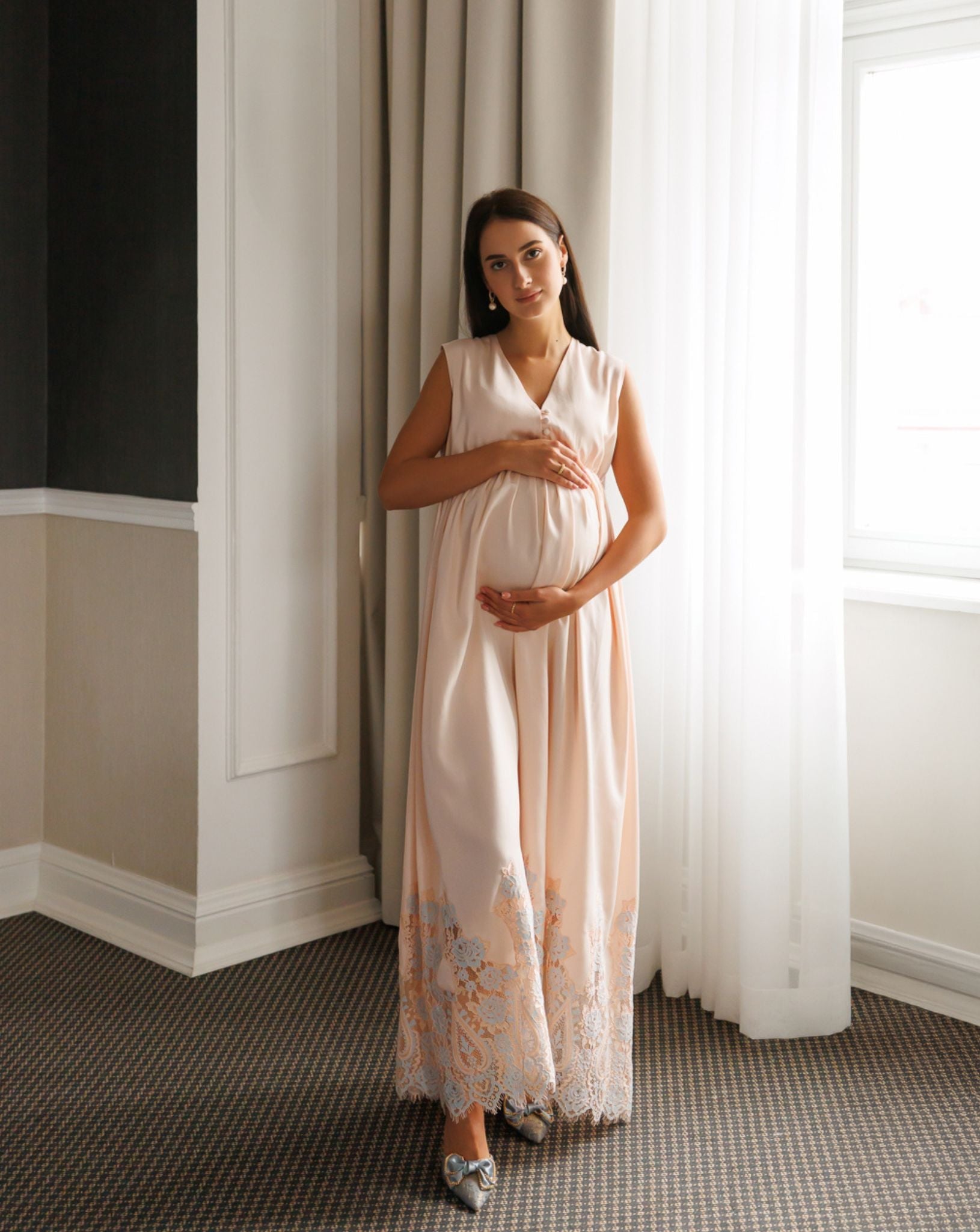 Elegant maternity nightgown and lace robe set in blush pink – Kafemme