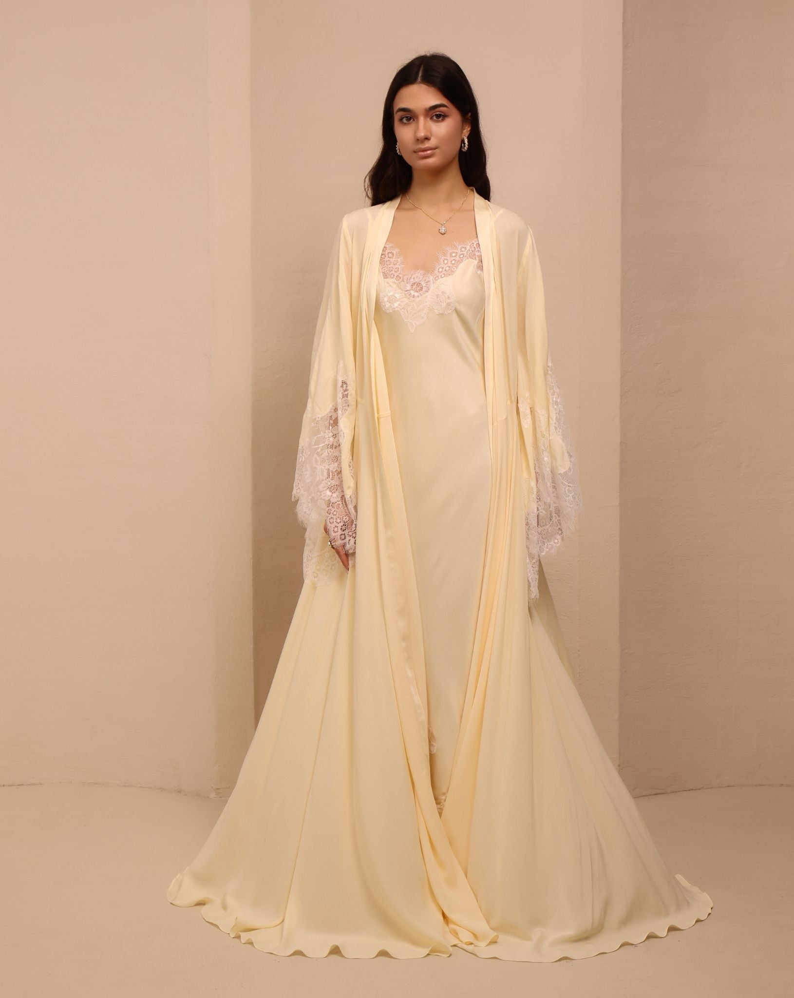 A poised frontal view of the ensemble, highlighting the simple, clean look and reliable comfort for all-day wear.