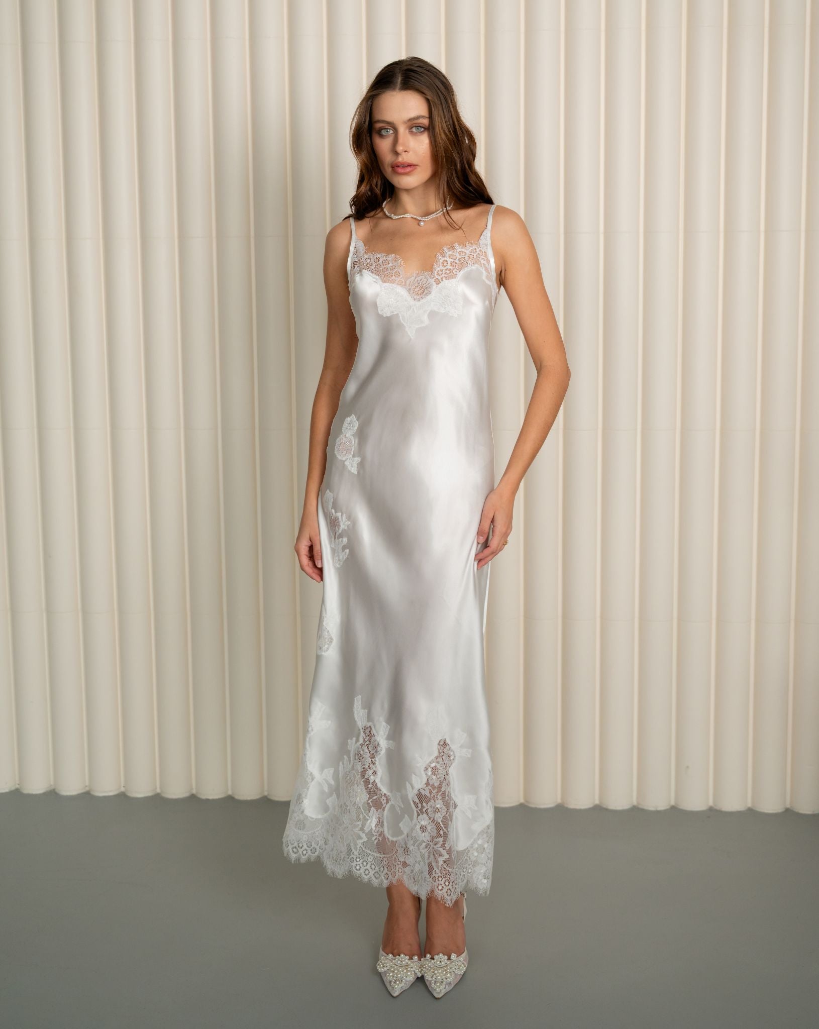 Elegant mid-length silk nightgown in white by Kafemme