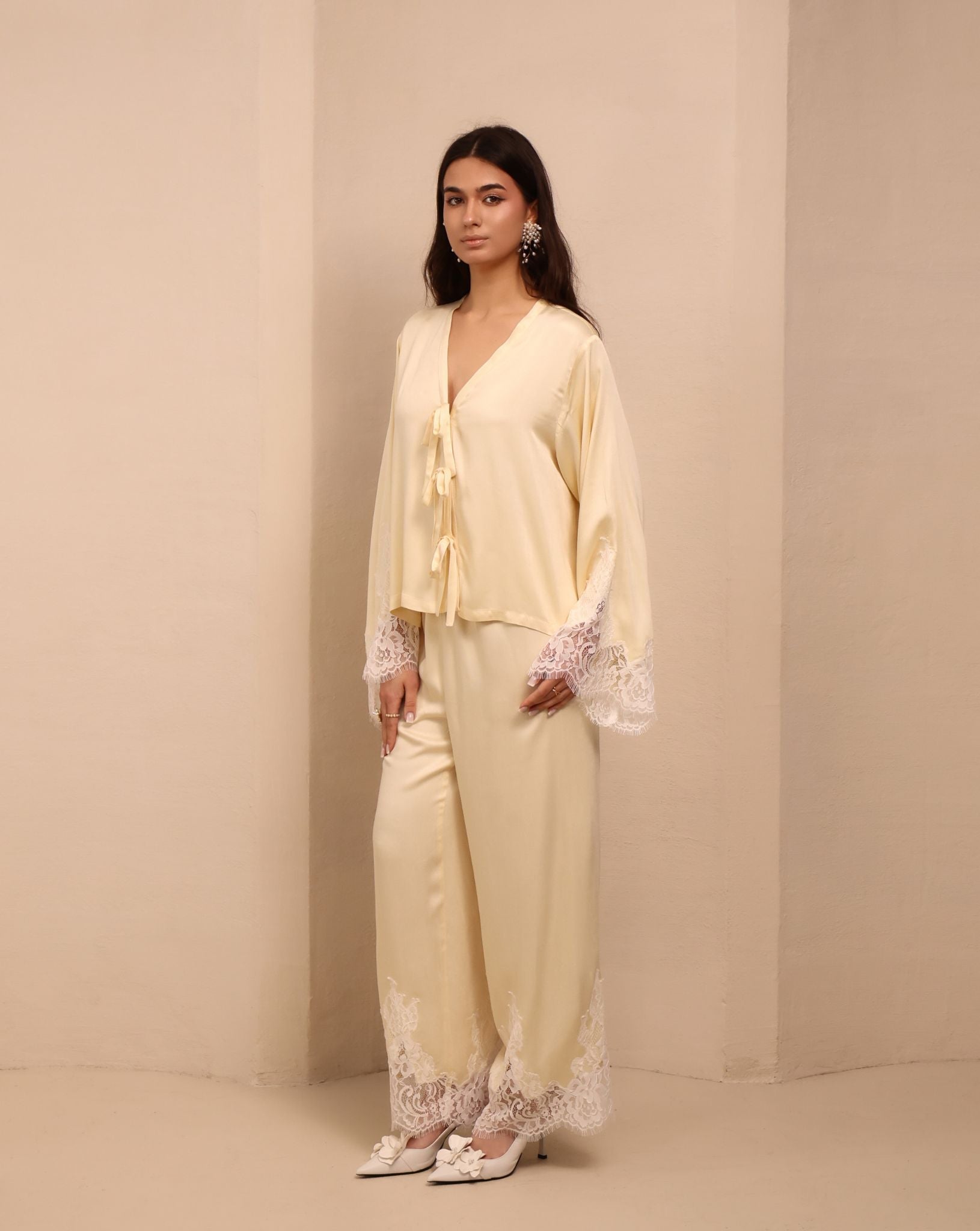 Side view of the set, highlighting the relaxed fit and the elegant, natural silhouette of the nightwear.