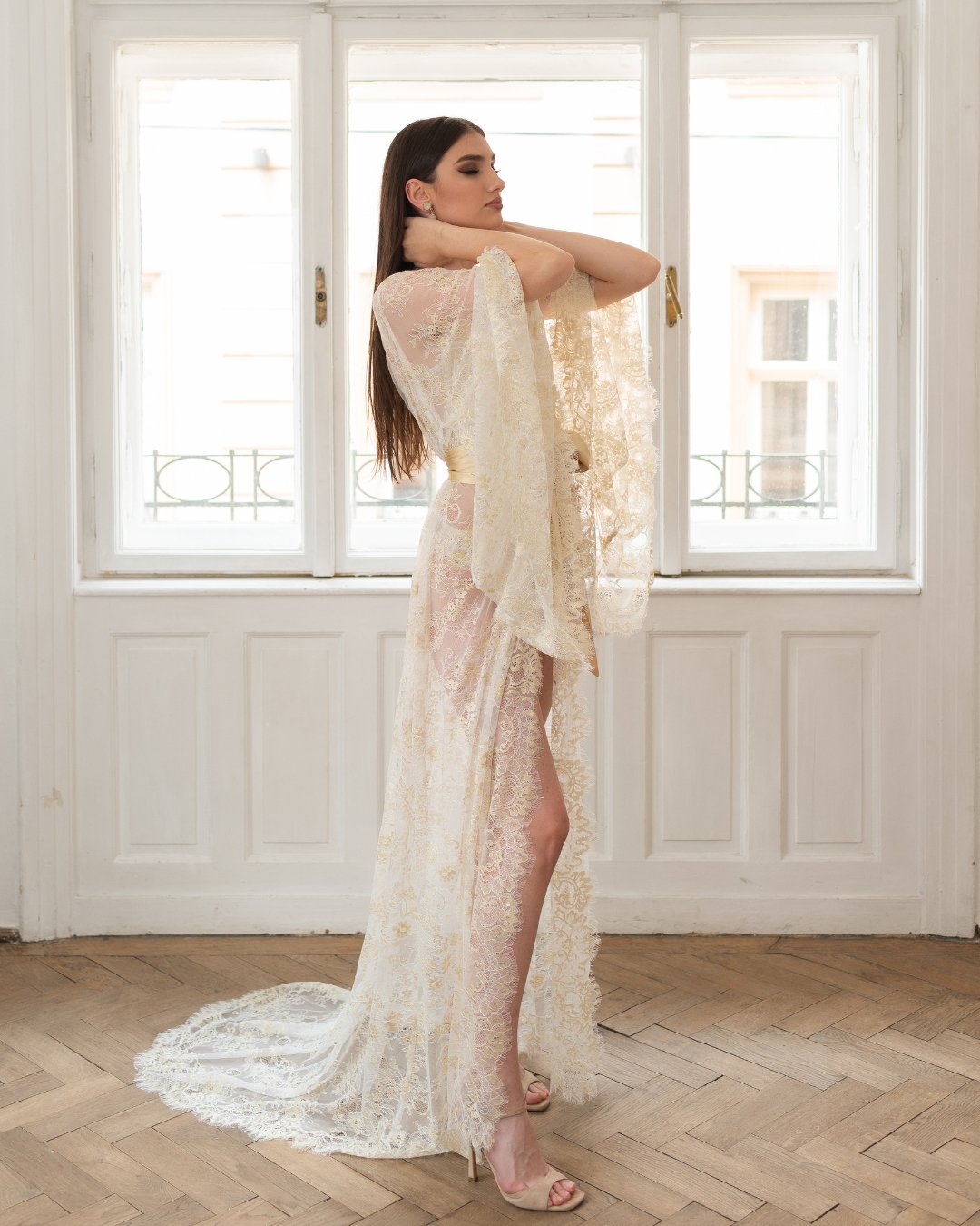 Luxury lace bridal robe with extended train and floral detailing – Kafemme