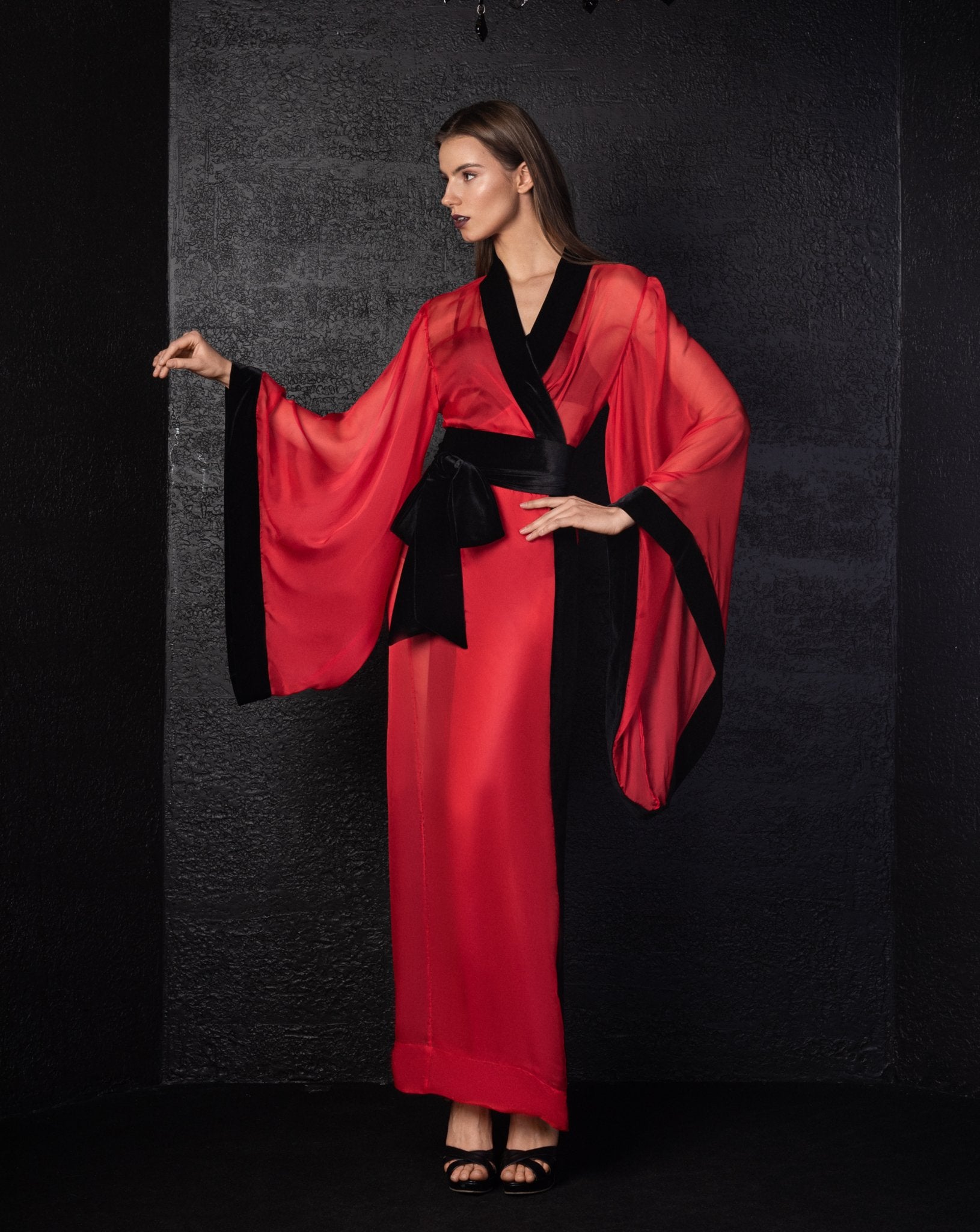https://www.kafemme.com/cdn/shop/products/duo-sheer-red-and-black-kimono-397052.jpg?v=1697147084&width=1630
